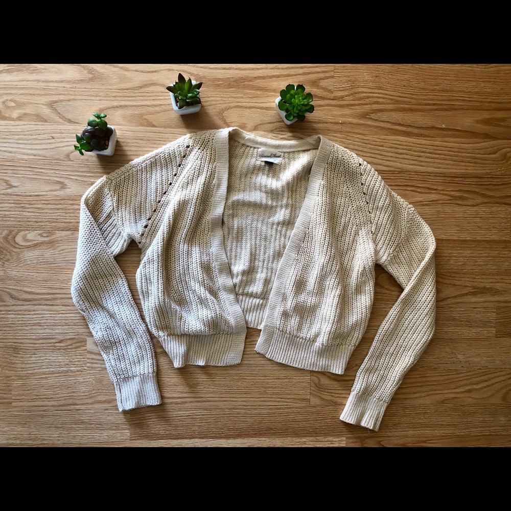 LAST CHANCE ⭐️ 3/$15 Cropped cardigan! 🌸